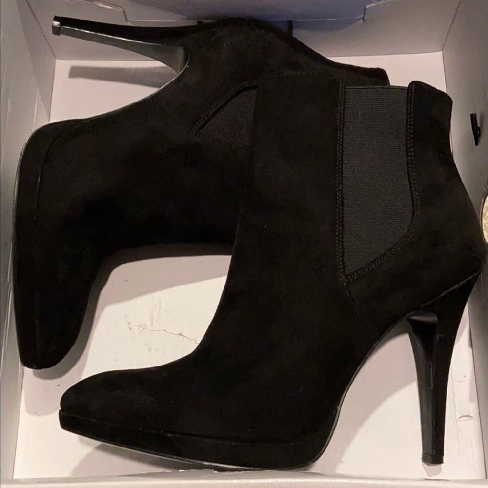 Nine West black suede boot 9.5